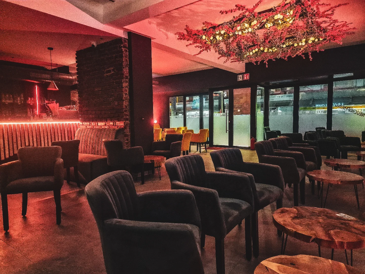 Lounge-Bereich der Levanta Lounge mit warmer Beleuchtung
